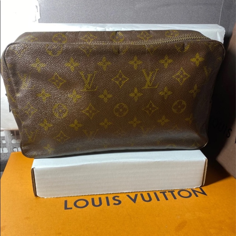 SOLDAuthentic Louis Vuitton Monogram Toilette 28 Cosmetic Bag - Picture 3 of 12
